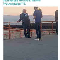 Presiden Irlandia Michael D. Higgins tampak dengan santai berbincang bersama seorang warga di taman. Foto: Twitter