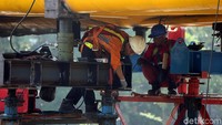 Sejumlah petugas tengah merenovasi fisik dari Jembatan Penyeberangan Orang (JPO), di Jalan Tol Jakarta Outer Ring Road (JORR) Bambu Apus, Jakarta, Jumat (13/07/2018).