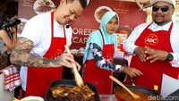 Eksploresep by Kecap ABC diadakan di Desa Sade, Lombok. Ini keseruan Chef Aga Alvian saat mendemokan resep ayam Taliwang pedas manis langsung di hadapan pengunjung. Foto: Andi Annisa / detikFood