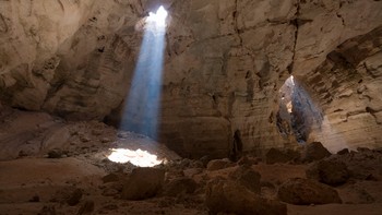 Majlis Al Jinn di Oman merupakan gua terbesar kesembilan di dunia. Warga lokal menyebutnya sebagai Khoshilat Maqandeli. Foto: Matador Network