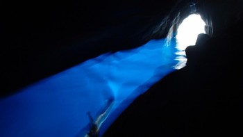 Blue Grotto di Capri, Italia, sangat dekat dengan permukaan air laut sehingga pengunjung kerap menggunakan perahu motor, lalu berganti menggunakan sampan, kemudian berenang agar bisa masuk ke dalam gua. Foto: Matador Network