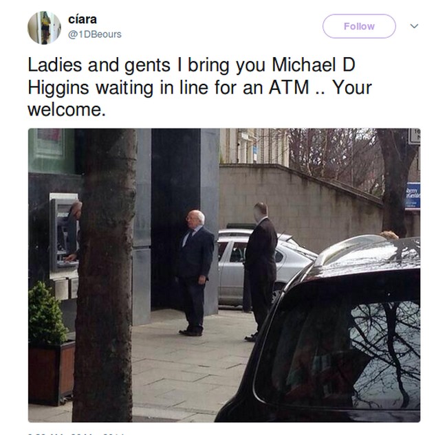 Seperti kebanyakan warga Irlandia, presiden pun mengantre dan mengambil uang di ATM. Bukan pemandangan yang familiar untuk seorang pemimpin negara. Foto: Twitter
