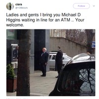 Seperti kebanyakan warga Irlandia, presiden pun mengantre dan mengambil uang di ATM. Bukan pemandangan yang familiar untuk seorang pemimpin negara. Foto: Twitter
