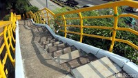 Pagar JPO kini dicat ulang dengan warna kuning.