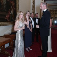 Ini penampilan awet muda Kylie Minogue saat bertemu Pangeran William di istana Buckingham pada Juni lalu.  Foto: dok. Getty Images