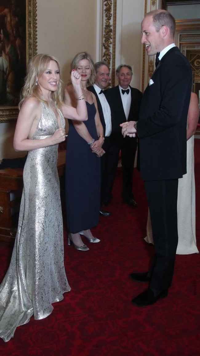 Ini penampilan awet muda Kylie Minogue saat bertemu Pangeran William di istana Buckingham pada Juni lalu.  Foto: dok. Getty Images