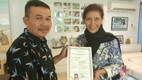 Menteri Susi menerima ijazah Paket C diserahkan langsung oleh Ketua Yayasan Bina Pandu Mandiri Kabupaten Ciamis Didi Ruswendi di Rumah Dinas di Jakarta, Jumat (13/7/2018). (Foto: dok. Ketua Yayasan Bina Pandu Mandiri Didi Ruswendi)
