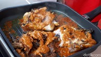 Pemakaian Kecap ABC jadi kunci kelezatan ayam Taliwang buatan Chef Aga dan Chef Gerry Girianza. Ada juga pemakaian kemiri dan kunyit yang dibakar terlebih dahulu untuk menjadi bumbu halus ayam Taliwang. Foto: Andi Annisa / detikFood