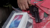 Sejumlah barang bukti diperlihatkan kepada wartawan.