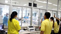 Mereka belum boleh berinteraksi, para kerabat dan keluarga puh hanya boleh melihat dari balik kaca. Government Public Relations Department (PRD) and Government Spokesman Bureau/Handout via REUTERS.