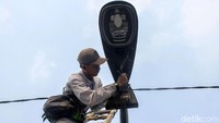 Lampu LED diketahui lebih hemat energi dan memiliki daya tahan yang lama sehingga lebih awet digunakan.
