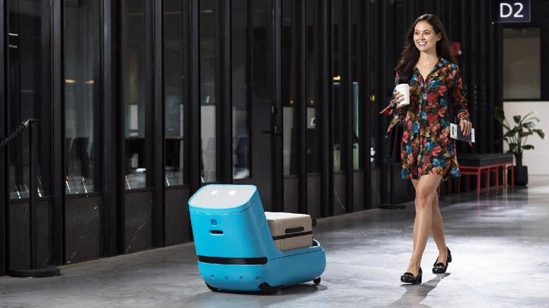 Foto: Robot Care-E sedang mengantar koper traveler di bandara (KLM) Foto: Robot Care-E sedang mengantar koper traveler di bandara (KLM)