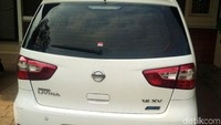 Stevie menabrakkan mobilnya ke mobil BMW milik Anggi.