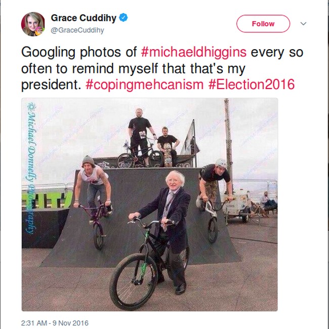 Di usianya yang ke-77 tahun, Michae D. Higgins tampaknya masih kuat untuk main sepeda dengan anak-anak muda. Foto: Twitter