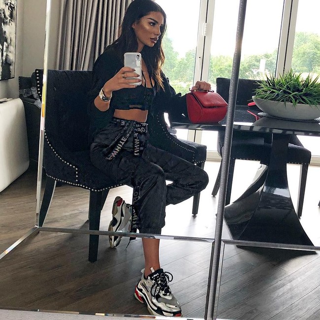 Seperti para WAGs lainnya, Ruby Mae juga kerap tampil dengan barang fashion high end. Saat menonton konser Beyonce misalnya, Ruby tampil memakai sepatu dad sneakers yang kekinian dari Balenciaga, tas Givenchy dan celana Off-White Foto: Instagram