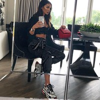 Seperti para WAGs lainnya, Ruby Mae juga kerap tampil dengan barang fashion high end. Saat menonton konser Beyonce misalnya, Ruby tampil memakai sepatu dad sneakers yang kekinian dari Balenciaga, tas Givenchy dan celana Off-White Foto: Instagram