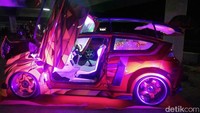 Konsep futuristik dapat terlihat dari seluruh bagian. Dimulai dari eksterior, karakter mobil futuristik terlihat dari pengguanan warna red yellow candy xirallic yang dikawinkan dengan airbrush grapichs diamond cut. Foto: Khairul Imam Ghozali