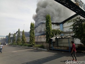 Pabrik Makanan Ringan di Sidoarjo Terbakar, Karyawan Berhamburan