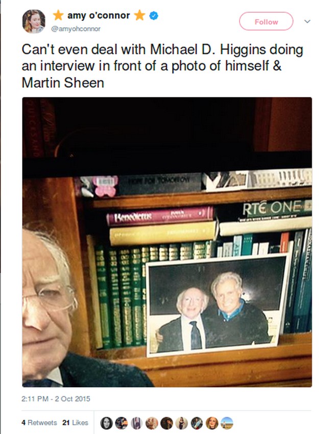 Seperti kebanyakan orang, presiden juga bisa ngefans dengan seseorang dan minta foto bersama. Higgins pun memajang fotonya dengan aktor Michael Sheen yang tampaknya ditaruh di ruang kerja. Foto: Twitter