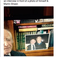 Seperti kebanyakan orang, presiden juga bisa ngefans dengan seseorang dan minta foto bersama. Higgins pun memajang fotonya dengan aktor Michael Sheen yang tampaknya ditaruh di ruang kerja. Foto: Twitter