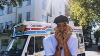 Ditengah terik matahari, Sean memutuskan untuk membeli dua cone es krim vanila dari truck ice cream yang tengah lewat. Foto: Instagram @gelaelized