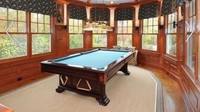 Rumah bernuansa kayu ini memiliki pintu panel yang melengkung dan lantai kayu yang kuat. Istimewa/Mansionglobal.