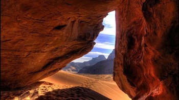 Gua Tadrart Acacus Desert di Aljazair memiliki batuan berusia antara 12.000 SM hingga 100 SM yang terdaftar dalam Situs Warisan Dunia UNESCO. Foto: Matador Network