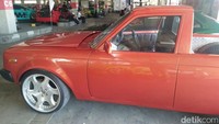 Konsep kita mau nyari retro, kita mau nyari konsep sedan memang di bengkel kita di Dewi Sri kita paling sering bikin konsep ekstrem, jadi untuk sedan di-ekstrem-in sudah banyak kita keluarin, jadi untuk sekarang dibikin pikap, ujarnya kepada detikOto, di Bali. Foto: Khairul Imam Ghozali