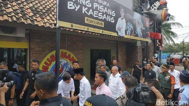 Usai Jumatan, Jokowi Mampir ke Sang Pisang Palembang