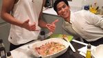 Ini Asyiknya Pembalap Sean Gelael Saat Nikmati Makanan