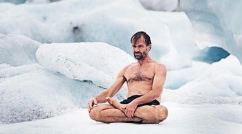 Wim Hof dikenal sebagai Iceman karena kemampuannya untuk bertahan di suhu dingin yang ekstrem. Ia mendaki Gunung Kilimanjaro hanya dengan memakai celana pendek. Ia juga memegang Guiness World of Record untuk mandi es terlama. Foto: HighExistence