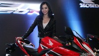 Senyum merekah dari bibir para model-model cantik ini.