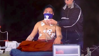 Biarawan Buddha biasanya melakukan praktik Tummo. Dengan praktek ini, mereka dapat mengontrol temperatur badannya hanya dengan menggunakan kekuatan meditasi. Foto: Snopes