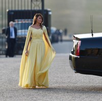 Gaun kuning pucat rancangan J. Mendel tapi dramatis dengan aksen cape panjang menyapu lantai pada bagian lengan. Foto: Dok. Getty Images