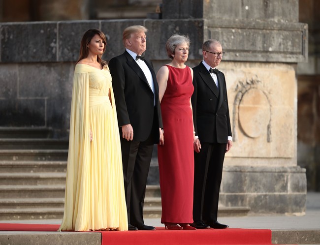 First Lady Amerika Serikat, Melania Trump membuat kedatangannya nampak dramatis di Blenheim Palace, Inggris. Melania dan Donald Trump diundang untuk menghadiri acara makan malam bersama Perdana Menteri Inggris. Foto: Dok. Getty Images