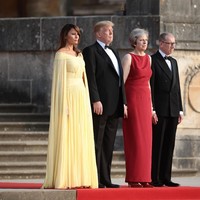First Lady Amerika Serikat, Melania Trump membuat kedatangannya nampak dramatis di Blenheim Palace, Inggris. Melania dan Donald Trump diundang untuk menghadiri acara makan malam bersama Perdana Menteri Inggris. Foto: Dok. Getty Images