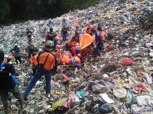 Begini Perjuangan Tim SAR Mencari Pemulung Tertimbun Sampah di Malang