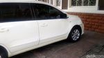 Diduga Diselingkuhi, Stevie Agnecya Seruduk Mobil Suami