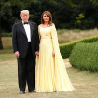 Melania Trump merupakan mantan model Playboy yang menikah dengan Donald Trump pada 2005. Melania kini jadi ibu negara Amerika Serikat. Selama menjadi Ibu Negara, Melania kerap menjadi kontroversi dengan pilihan busananya.  Foto: Reuters