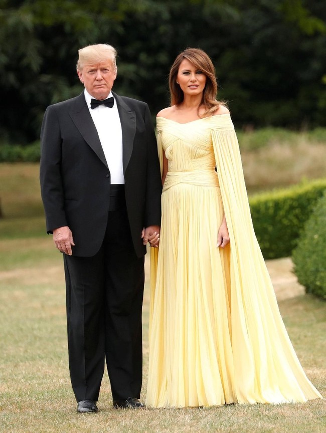 Melania Trump merupakan mantan model Playboy yang menikah dengan Donald Trump pada 2005. Melania kini jadi ibu negara Amerika Serikat. Selama menjadi Ibu Negara, Melania kerap menjadi kontroversi dengan pilihan busananya.  Foto: Reuters