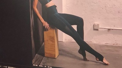 Ramai #BarbieFeet, Tren Pose Kaki Jenjang yang Dikhawatirkan Psikolog