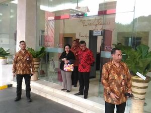 Megawati Tersenyum Usai Dengar Laporan Kunjungan Elite Demokrat