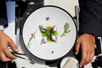 Berani? Makan Sambil Memacu Adrenalin di 'Dinner In The Sky'