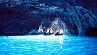 The Blue Grotto Cave terletak di Capri, Italia. Gua ini memiliki keunikan dari cahaya biru cemerlang yang menghiasi gua tersebut. Istimewa/Pinterest.com/mothernature.
