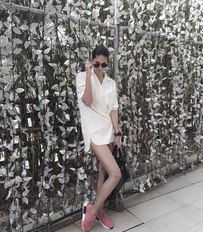 Paula Verhoeven memamerkan kaki jenjangnya dengan pose Barbie Feet. Tren Barbie Feet pertama kali diangkat oleh situs Who What Wear Inggris, yang menulis bahwa kini banyak orang di Instagram berfoto dengan menirukan kaki Barbie. Foto: Instagram