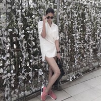 Paula Verhoeven memamerkan kaki jenjangnya dengan pose Barbie Feet. Tren Barbie Feet pertama kali diangkat oleh situs Who What Wear Inggris, yang menulis bahwa kini banyak orang di Instagram berfoto dengan menirukan kaki Barbie. Foto: Instagram