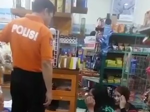 Sederet Fakta Polisi Tendang Ibu-ibu yang Bikin Kapolri Marah Besar