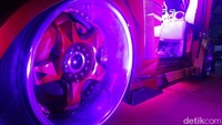 Mesin dan kaki-kaki pun tak luput untuk diubah jadi lebih bergaya futuristik. Mesin saya ganti turbo kit sage kustom, coilover D2, pelek depan garson deep racing ryugi 10,5/19 inci belakang 12,5/19 inci kustom. ujar Agung. Foto: Khairul Imam Ghozali