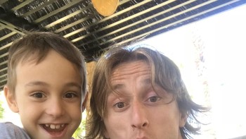 Selfie bersama Ivano, anak sulungnya yang lahir sebulan setelah pernikahannya dengan Vanja. Foto: Instagram/lukamodric10