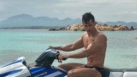 Sedangkan dirinya yang bermain speedboat ini diabadikan di salah satu pulau cantik di Italia, Mortorio Island (pietroboselli/Instagram)  